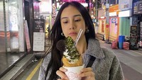 Kulineran di kawasan Hongdae, Seoul, Anya mencicipi kue ikan dengan topping es krim vanilla dan Oreo. Duh bikin ngiler! Foto: Instagam anyageraldine