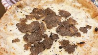 Anya sepertinya seorang foodies nih! Ia sering mengabadikan foto makanan enak yang dicicipi, termasuk pizza topping irisan truffle nan mewah ini. Foto: Instagam anyageraldine