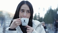 Kalau ini momen Anya liburan ke Italia. Saat cuaca sedang dingin, ia menumpasnya dengan menyeruput minuman hangat. Foto: Instagam anyageraldine