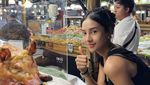Pose Cantik Anya Geraldine Saat Jajan Es Krim di Seoul dan Paris