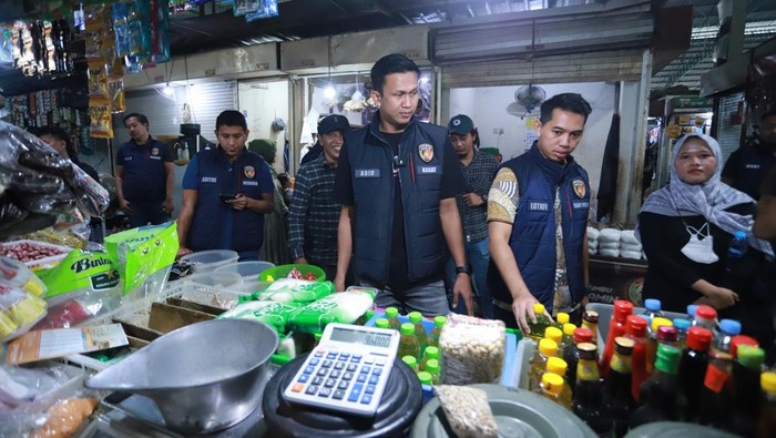 Petugas gabungan sidak di pasar jelang Ramadan