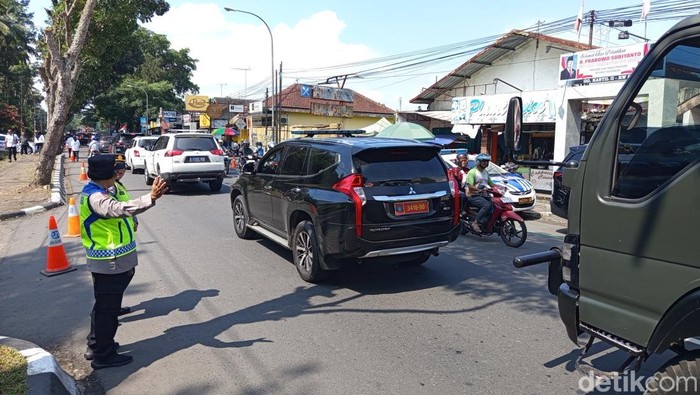 Petugas mulai melakukan pengaturan arus lalu lintas di Jalan Gatot Subroto, Kota Magelang, Jumat (28/2/2025).