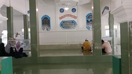 Peziarah berzikir dan doa di Makam Maulana Syaikh TGKH Muhammad Zainuddin Abdul Majid, Kelurahan Pancor, Kecamatan Selong, Lombok Timur, NTB, Jumat  (28/02/2025). (Sanusi Ardi W/detikBali)