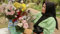 Momen ziarah kubur ini juga dimanfaatkan warga sekitar untuk menjual bunga tabur dan bunga tangkai. Penjual Bunga bisa meraup Rp1-2 juta saat kunjungan peziarah ramai. 