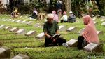 Potret TPU Rancacili Bandung Ramai Dikunjungi Peziarah