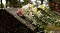 Tak hanya memanjatkan doa, peziarah juga menyimpan karangan bunga di makamnya. 
