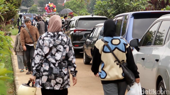 Peziarah di TPU Rancacili, Kota Bandung.