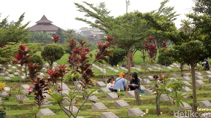 Peziarah di TPU Rancacili, Kota Bandung.