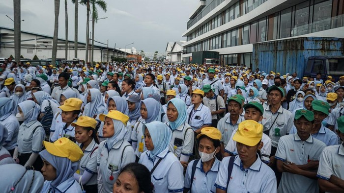 Buruh dan karyawan mendengarkan pidato dari direksi perusahaan di Pabrik Sri Rejeki Isman Tbk (Sritex) di Sukoharjo, Jawa Tengah, Jumat (28/2/2025). Dinas Tenaga Kerja dan Transmigrasi (Disnakertrans) Jawa Tengah mencatat 10.965 buruh dan karyawan di empat perusahaan terdampak Pemutusan Hubungan Kerja (PHK) PT. Sritex Tbk setelah diputus pailit oleh Pengadilan Niaga. ANTARA FOTO/Mohammad Ayudha