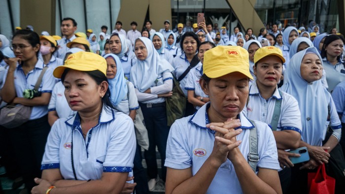 Buruh dan karyawan mendengarkan pidato dari direksi perusahaan di Pabrik Sri Rejeki Isman Tbk (Sritex) di Sukoharjo, Jawa Tengah, Jumat (28/2/2025). Dinas Tenaga Kerja dan Transmigrasi (Disnakertrans) Jawa Tengah mencatat 10.965 buruh dan karyawan di empat perusahaan terdampak Pemutusan Hubungan Kerja (PHK) PT. Sritex Tbk setelah diputus pailit oleh Pengadilan Niaga. ANTARA FOTO/Mohammad Ayudha