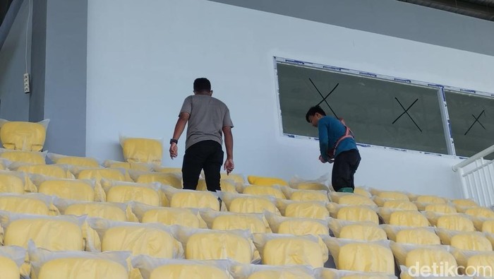 Pihak kepolisian mengecek kesiapan Stadion BJ Habibie untuk laga PSM Vs Persebaya.