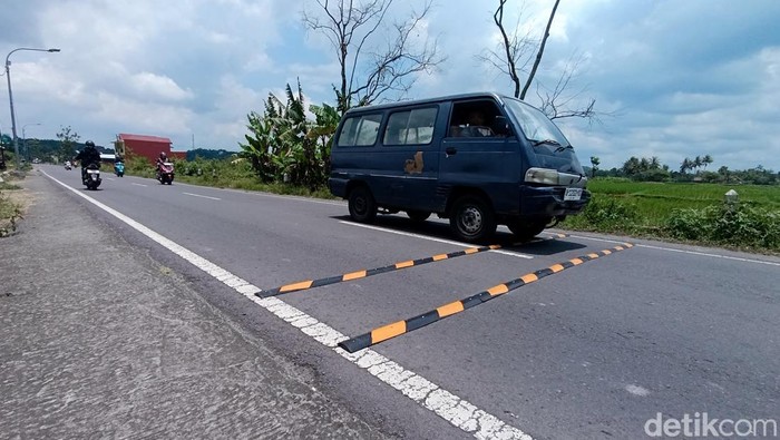 Pita penggaduh dipasang di ruas Jalan Mancasan, Depok, Ambarketawang, Gamping untuk menekan aksi balap liar, Jumat (28/2/2025).