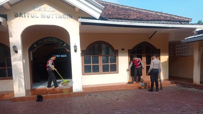 Polisi di Trenggalek bersih-bersih masjid untuk menyambut Ramadan.