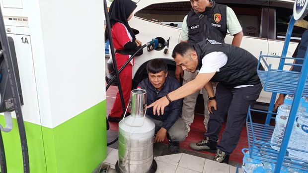 Polisi saat mengecek SPBU di Sumedang