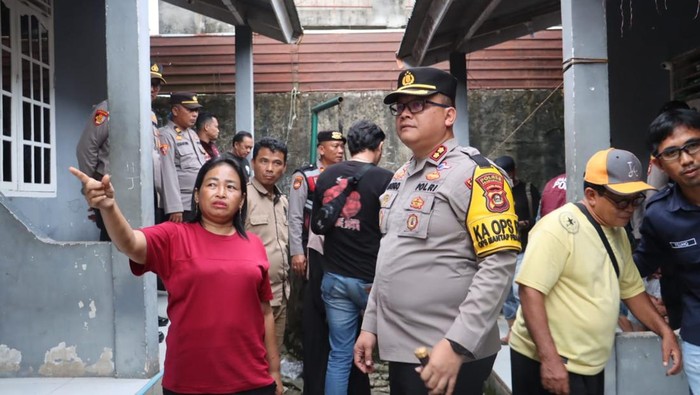 Polisi saat menggerebek kampung narkoba di Prabumulih.