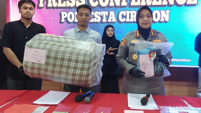 Polisi saat menunjukan barang bukti pencabulan santri oleh oknum guru ngaji