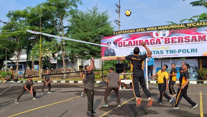 Polres dan Kodim Sampang main voli bersama
