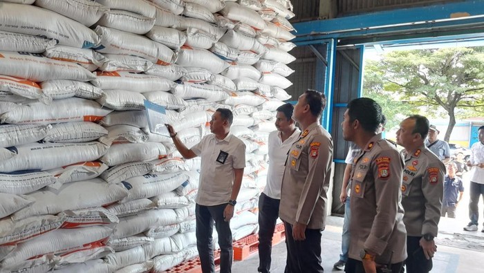 Polres Metro Jakarta Utara melakukan pengecekan ke gudang Bulog di Kelapa Gading memastikan stok beras selama Ramadan aman.