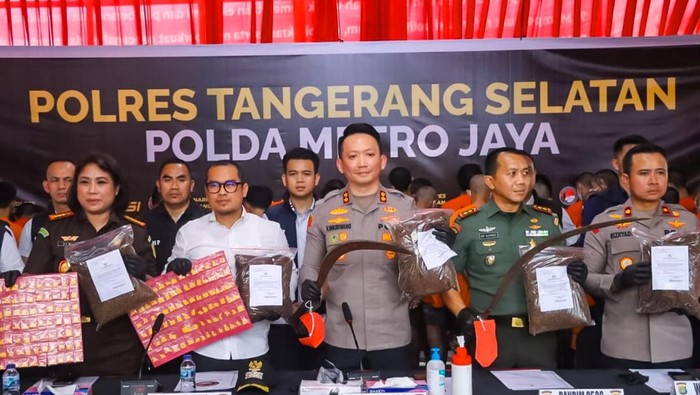 Polres Tangsel membongkar pabrik tembakan sintetis berkedok konter HP di Bekasi.
