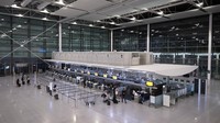 Penumpang tiba dengan barang bawaan mereka di konter check-in Lufthansa di Bandara Munich, Jerman, Kamis (27/2/2025). Bandara Munich dan Hamburg di Jerman dilanda aksi mogok kerja oleh serikat pekerja sektor publik Verdi. AP/Sven Hoppe