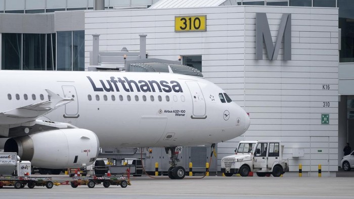 Potret Bandara Tersibuk Kedua di Jerman Mendadak Sepi Imbas Mogok Kerja A Lufthansa aircraft stands at a gate at the Munich Airport in Munich, Germany, Thursday, Feb 27, 2025. (Sven Hoppe/dpa via AP)