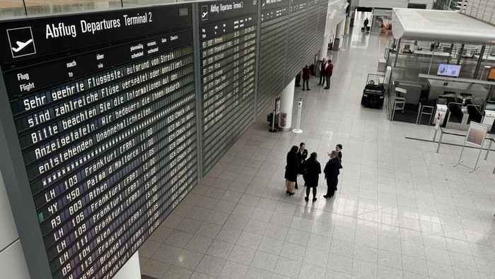The empty departure terminal of Munich’s Franz-Josef-Strauss airport is seen as public sector workers and ground staff started a two-day strike after wage negotiations ended without result in Munich, Germany, February 27, 2025.     REUTERS/Ayhan Uyanik