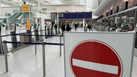 Munich, pusat penerbangan terbesar kedua di Jerman, mengatakan dalam sebuah pernyataan di situs webnya bahwa ada risiko lebih banyak penerbangan dapat dibatalkan dan penumpang yang berencana untuk bepergian melalui Munich harus menghubungi maskapai penerbangan mereka. REUTERS/Ayhan Uyanik 
