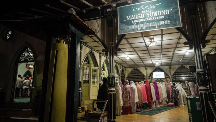 Potret Salat Tarawih Pertama di Berbagai Daerah Umat Islam melaksanakan shalat tarawih pertama di Masjid Margoyuwono, Yogyakarta, Jumat (28/2/2025). Pimpinan Pusat (PP) Muhammadiyah menetapkan 1 Ramadan 1446 H jatuh pada Sabtu (1/3). ANTARA FOTO/Hendra Nurdiyansyah/foc.