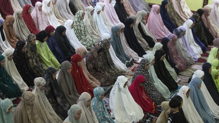 Ilustrasi pelaksanaan sholat Tarawih pertama 2026. 