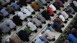 Potret Salat Tarawih Pertama di Berbagai Daerah