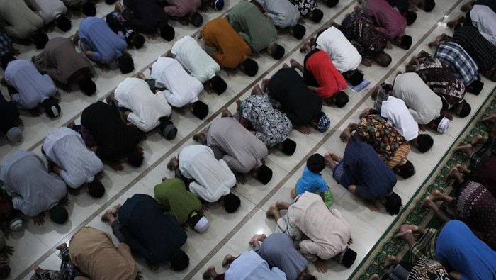 Umat Islam melaksanakan shalat tarawih di Masjid Baiturrohim Jalan Sutorejo, Surabaya, Jawa Timur, Jumat (28/2/2025). Umat Islam di Indonesia melaksanakan shalat tarawih pertama pada Jumat (28/2) dan mengawali puasa pada Sabtu (1/3) sesuai yang telah ditetapkan oleh pemerintah. ANTARA FOTO/Didik Suhartono/foc.