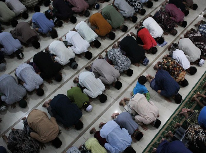 Umat Islam melaksanakan shalat tarawih di Masjid Baiturrohim Jalan Sutorejo, Surabaya, Jawa Timur, Jumat (28/2/2025). Umat Islam di Indonesia melaksanakan shalat tarawih pertama pada Jumat (28/2) dan mengawali puasa pada Sabtu (1/3) sesuai yang telah ditetapkan oleh pemerintah. ANTARA FOTO/Didik Suhartono/foc.