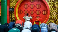 Jamaah melaksanakan salat Tarawih di Masjid Lautze 2 di Bandung, Jawa Barat, Jumat (28/2/2025). Pemerintah melalui Kementerian Agama menetapkan 1 Ramadan 1446 Hijriah pada Sabtu (1/3/2025). ANTARA FOTO/Raisan Al Farisi