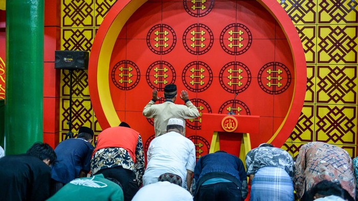 Jamaah melaksanakan Shalat Tarawih di Masjid Lautze 2 di Bandung, Jawa Barat, Jumat (28/2/2025). Pemerintah melalui Kementerian Agama menetapkan 1 Ramadhan 1446 Hijriah pada Sabtu (1/3/2025). ANTARA FOTO/Raisan Al Farisi /foc.