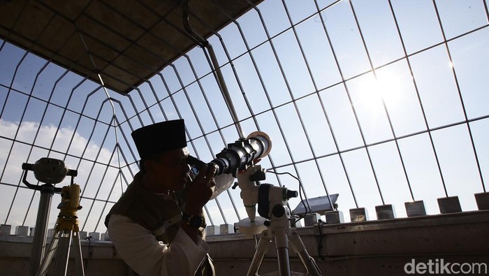 Potret Suasana Memantau Hilal Awal Ramadan di Puncak Monas Pemantauan hilal juga dilakukan dari puncak Monumen Nasional (Monas), Jakarta, Jumat (28/2/2025). Begini suasana pemantauannya.