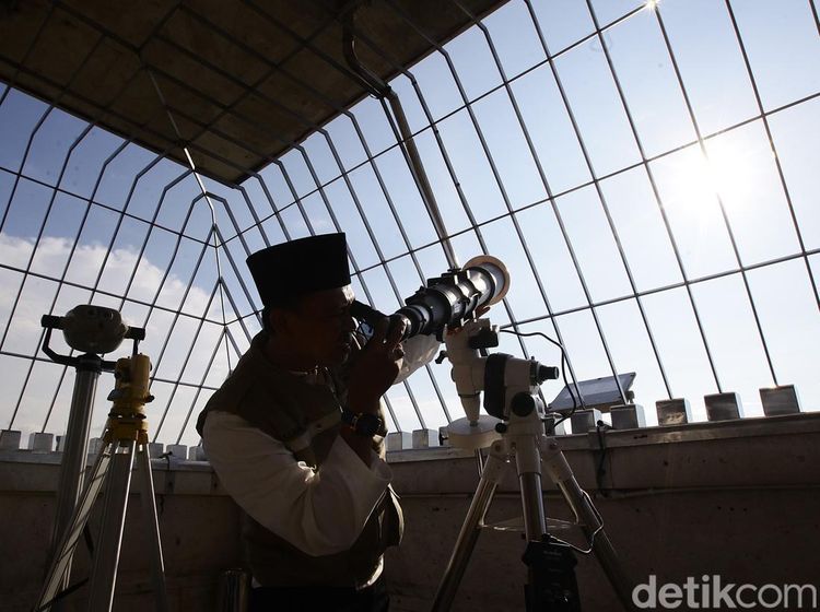 Potret Suasana Memantau Hilal Awal Ramadan di Puncak Monas
