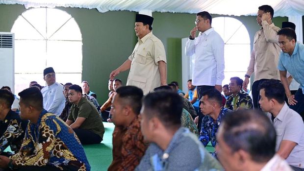 Presiden Prabowo Subianto melaksanakan ibadah salat Jumat di tenda ibadah peserta retret, Akmil, Magelang, Jawa Tengah, Jumat (28/2/2025).