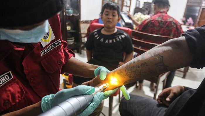 Program layanan hapus tato gratis di Semarang Petugas medis dari Mualaf Center Indonesia menghapus tato peserta menggunakan laser di Markas Sasana Tinju Rambing, Semarang, Jawa Tengah, Kamis (27/2/2025). Sebanyak 25 peserta ikut dalam program layanan hapus tato gratis yang diselenggarakan oleh komunitas pengajian Selapanan berkolaborasi dengan Sasana Tinju Rambing Semarang menjelang bulan suci Ramadhan 1446 H. ANTARA FOTO/Makna Zaezar/wpa.