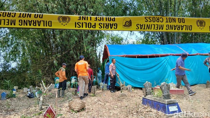 Proses pembongkaran makam bapak dan anak di Blora tewas diracun obat gulma, Jumat (28/2/2025).