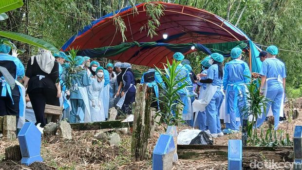 Proses pembongkaran makam bapak dan anak di Blora tewas diracun obat gulma, Jumat (28/2/2025).