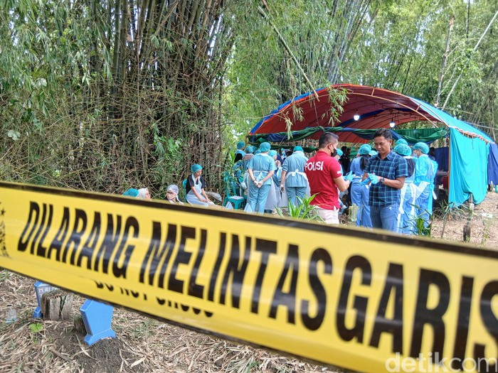 Proses pembongkaran makam bapak dan anak di Blora tewas diracun obat gulma, Jumat (28/2/2025).