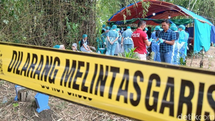 Proses pembongkaran makam bapak dan anak di Blora tewas diracun obat gulma, Jumat (28/2/2025).