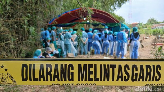 Proses pembongkaran makam bapak dan anak di Blora tewas diracun obat gulma, Jumat (28/2/2025).