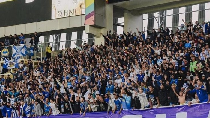 Suporter PSIM Jogja saat menyaksikan laga final Liga 2 di Stadion Manahan, Solo, Rabu (26/2/2025).