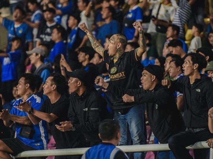 Suporter PSIM Jogja saat menyaksikan laga final Liga 2 di Stadion Manahan, Solo, Rabu (26/2/2025).