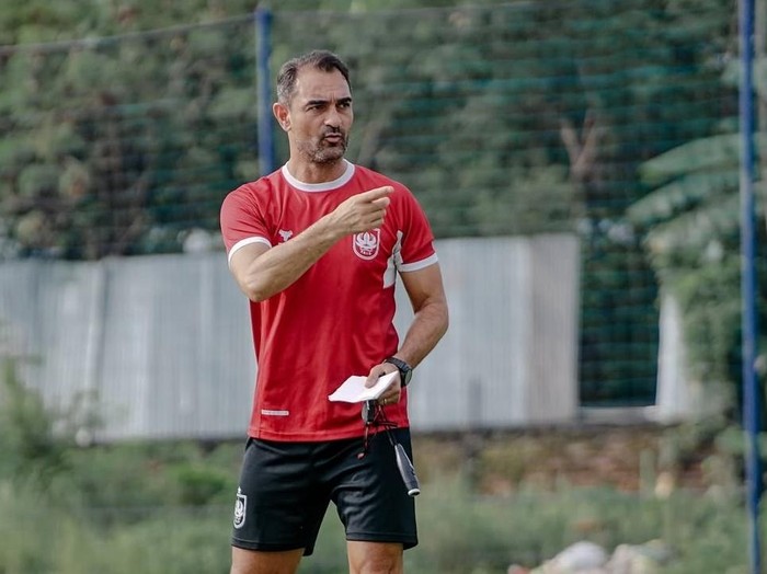 Pelatih PSIS Semarang Gilbert Agius saat memimpin sesi latihan. Foto diunggah Jumat (28/2/2025).