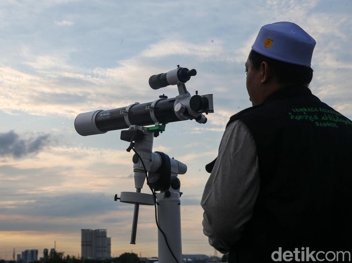 Petugas Masjid Al-Musyariin mengamati posisi hilal menggunakan teropong saat Rukyatul Hilal di Jakarta Barat, Jumat (28/2/2025). Pemantauan hilal yang dilakukan menggunakan beberapa metode tersebut untuk memastikan 1 Ramadan 1446 H.