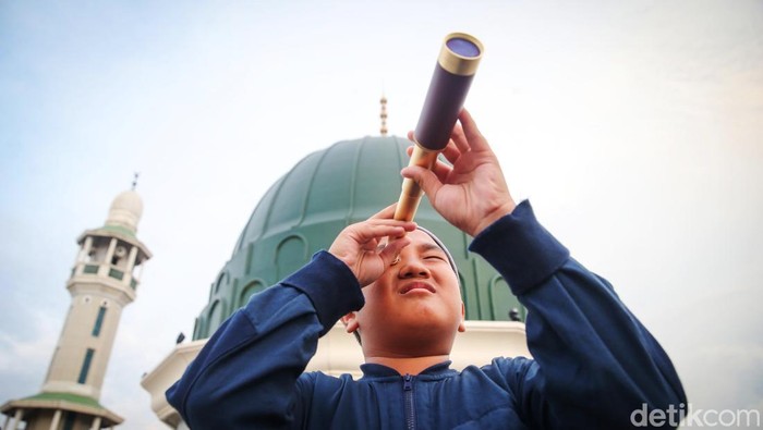Petugas Masjid Al-Musyariin mengamati posisi hilal menggunakan teropong saat Rukyatul Hilal di Jakarta Barat, Jumat (28/2/2025). Pemantauan hilal yang dilakukan menggunakan beberapa metode tersebut untuk memastikan 1 Ramadan 1446 H.