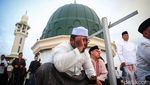 Ramai-ramai Memantau Hilal dari Masjid Al-Musyariin Jakbar