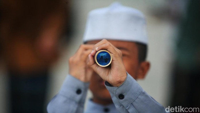 Petugas Masjid Al-Musyariin mengamati posisi hilal menggunakan teropong saat Rukyatul Hilal di Jakarta Barat, Jumat (28/2/2025). Pemantauan hilal yang dilakukan menggunakan beberapa metode tersebut untuk memastikan 1 Ramadan 1446 H.